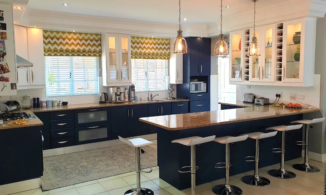 From dark to welcoming: after painting and decorating.